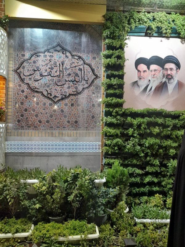 رهبر شهید در صحن انقلاب در مشهد مقدس
